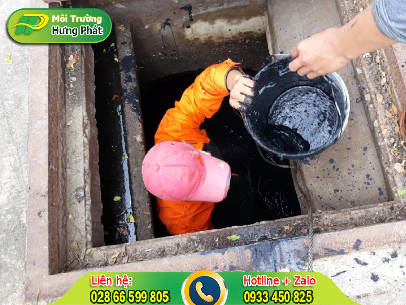 Nh&acirc;n vi&ecirc;n tận t&acirc;m tận t&igrave;nh tại h&uacute;t chất thải c&ocirc;ng nghiệp quận 1